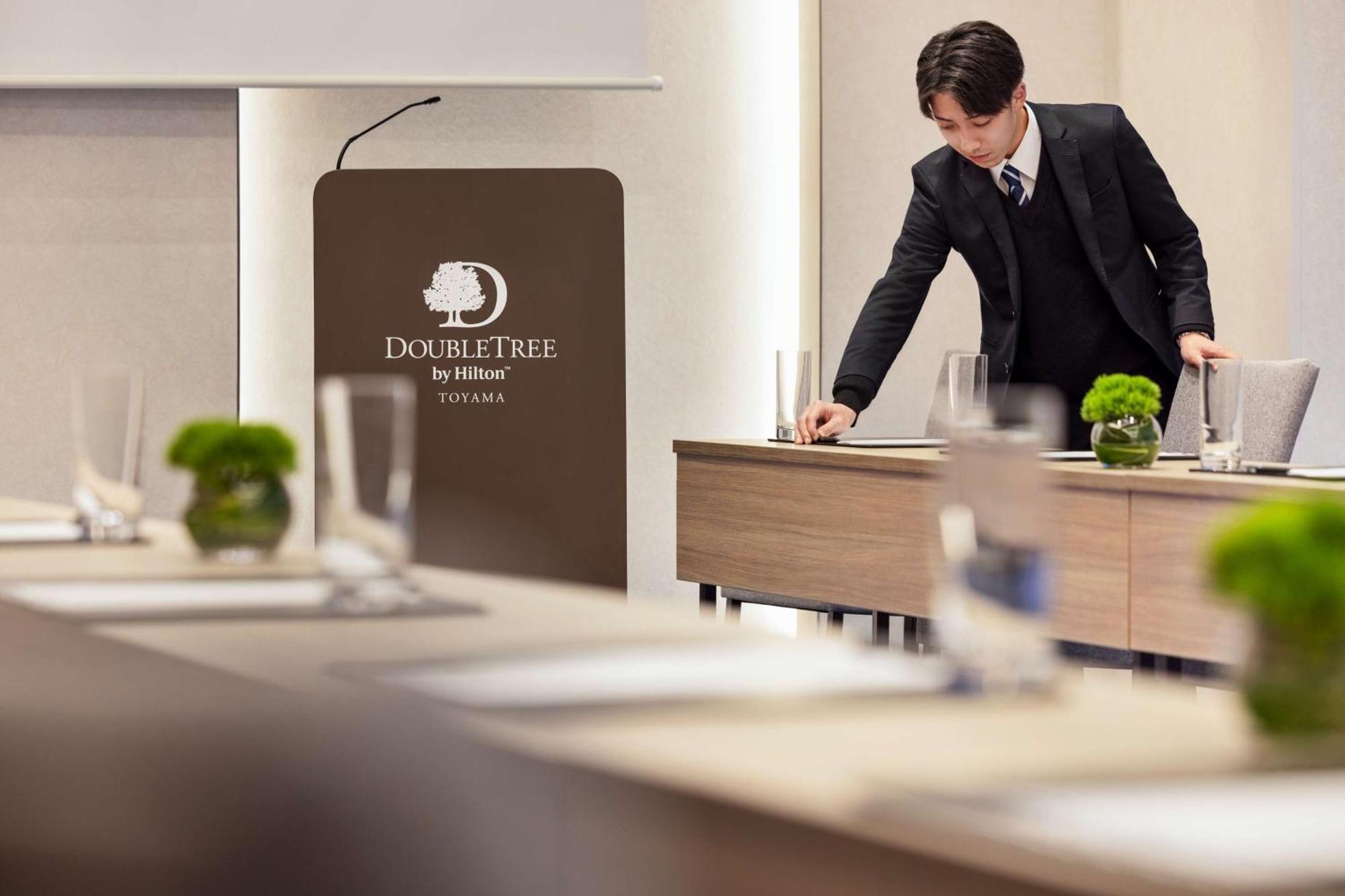 Hotel Doubletree By Hilton Toyama Station Esterno foto